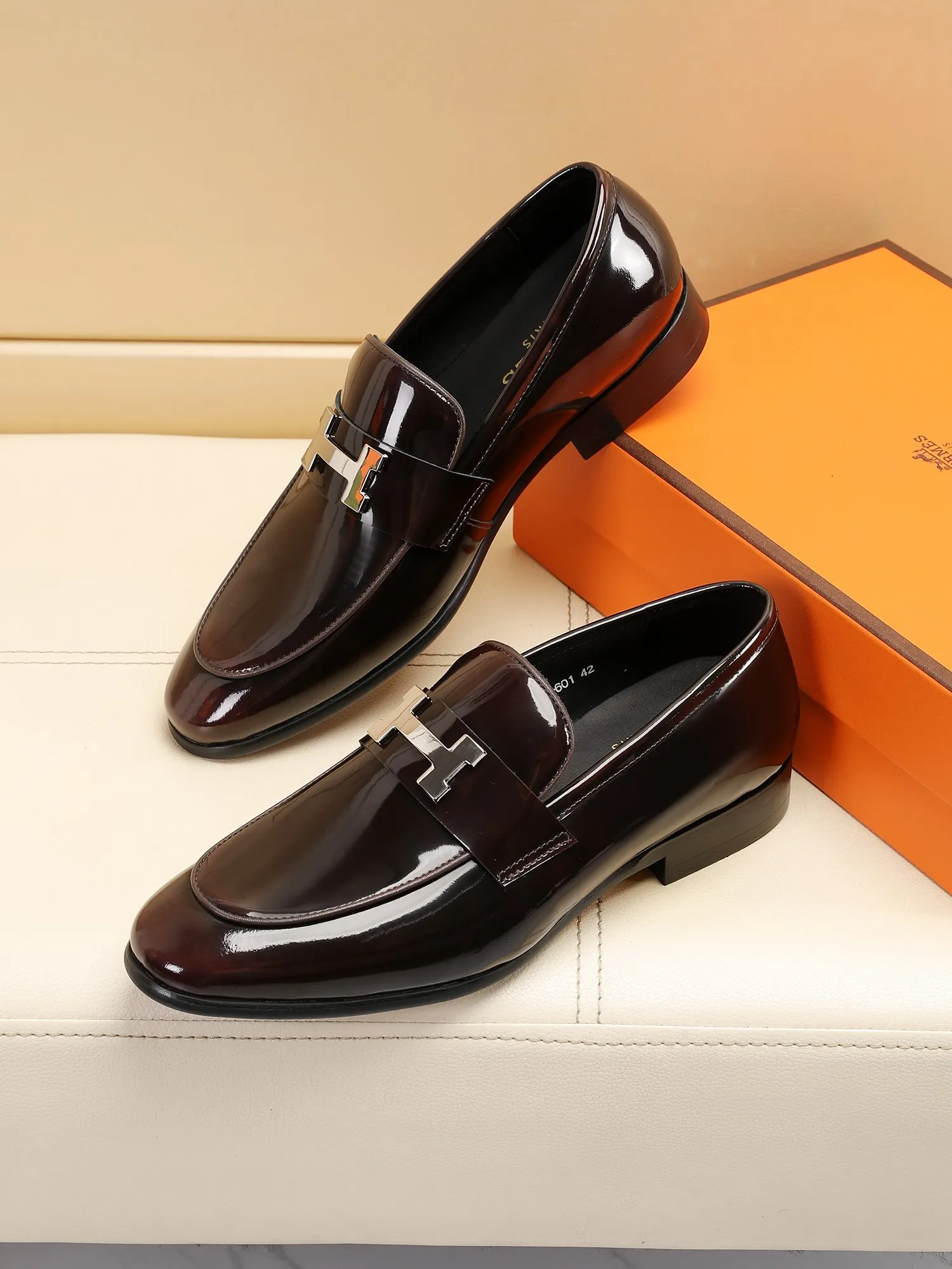 Factory price 460💶[HERMES] (cowhide lining)🍀Italian top luxury🍀He does not pursue novel styles and gorgeous colors, but attracts the favor of successful men with his flawless, elegant and classic style! This very, very comfortable, simple and stable style makes it easy to match any style! The pattern is absolutely 1:1 refined from the original case, and we strive for excellence in materials, imported cowhide + cowhide lining💪💪💪extraordinary texture👍! .Code number: 39 to 44 (38.4546 customized)